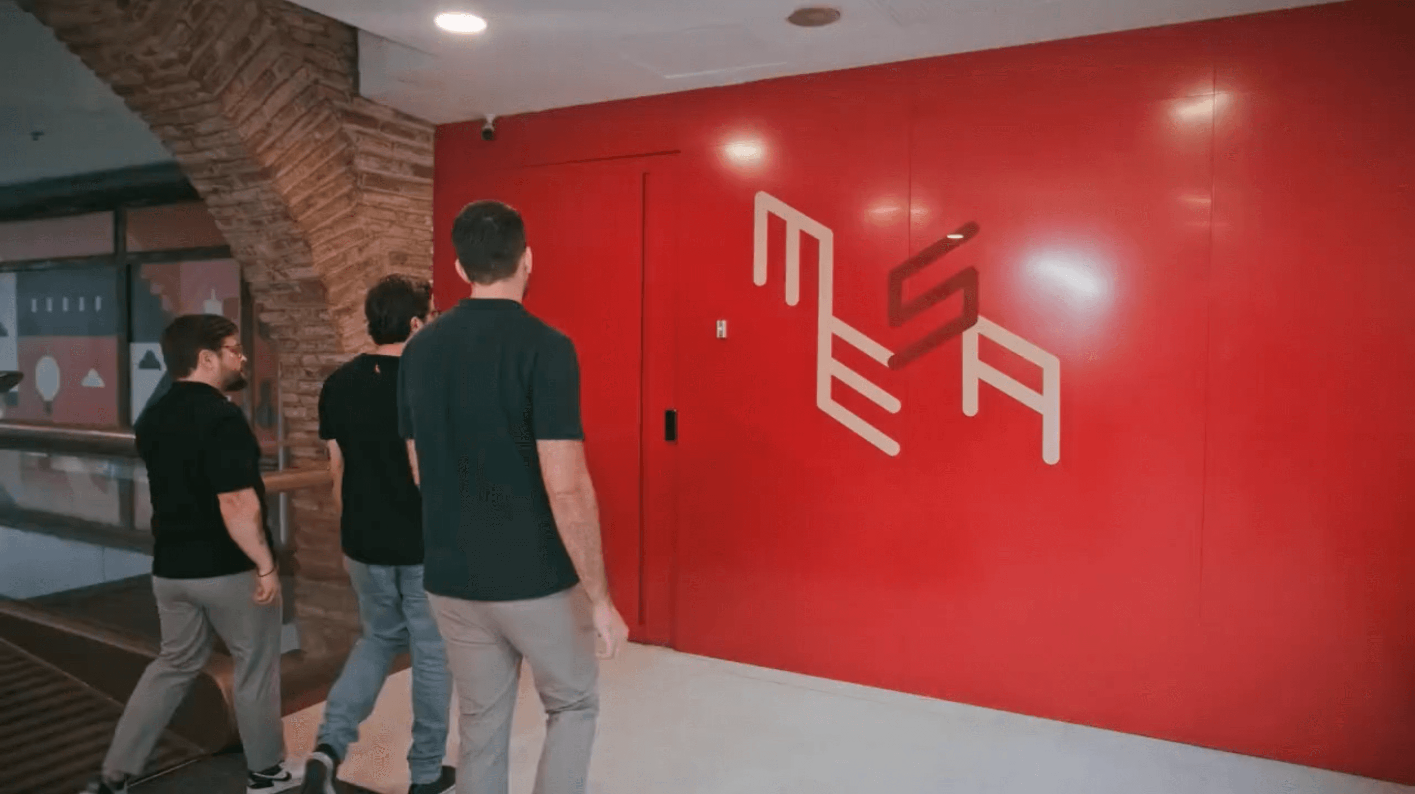 Equipo de Mesa reunido en la oficina